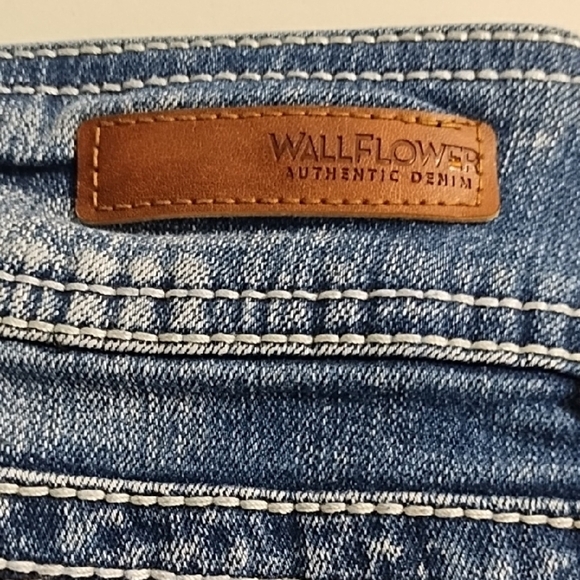 Wallflower Straight Leg Lightly Distressed Blue DenimJeans Stretchy 5 Pocket - Picture 8 of 15